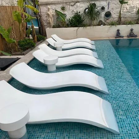 Chloe Hotel
